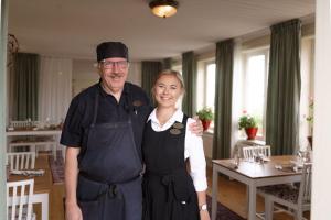 Un homme et une femme posant une photo dans l'établissement Ulvsby Herrgård, à Sunne