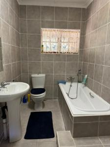 Un baño con inodoro, bañera y lavabo. en Apt 26 Eden Wilds Umtamvuna Getaway, en Port Edward