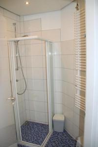 uma casa de banho com um chuveiro e um WC. em Zouterik 5* em Nieuwvliet