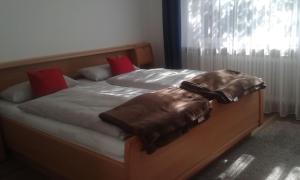 ein Bett mit einer braunen Decke darüber in der Unterkunft Ferienwohnung "Rückenwind" in Norderney