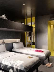 - 2 lits superposés dans une chambre avec des chaussures au sol dans l'établissement AMISTAT City Hostel Barcelona, à Barcelone