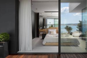 um quarto com 2 camas e vista para o oceano em Exclusive Villa Calma I - heated pool&spa sea view em Starigrad-Paklenica