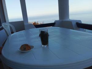 einen Tisch mit einem Getränk und einem Teller Essen drauf in der Unterkunft Villa The View in Tétouan