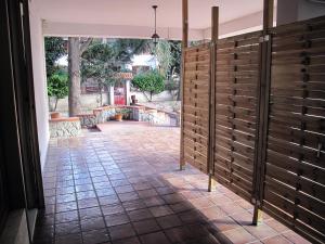 Camera con recinzione in legno e patio. di la casa di Emilia a Nocera Inferiore