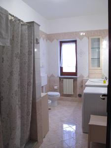 e bagno con doccia, servizi igienici e lavandino. di la casa di Emilia a Nocera Inferiore