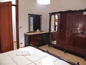 bagno con grande specchio e cassettiera di la casa di Emilia a Nocera Inferiore