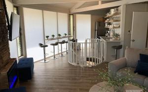 sala de estar con sofá y cocina en Chalet 40 - Sip Coffee on the Wraparound Deck with Treetop Views en Marblehill