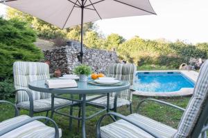 FerreiraにあるCasa con Piscina *Ribeira Sacra*のプールサイドのテーブル(椅子付)とパラソル付 +16枚の写真