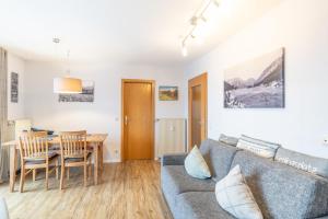 een woonkamer met een bank en een tafel bij Bildstöckle in Sonthofen +6 foto's