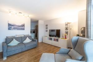 een woonkamer met een bank en een tv bij Bildstöckle in Sonthofen