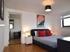 Postel nebo postele na pokoji v ubytování 2 Bed in Widemouth Bay 86152