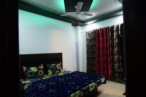 - une chambre avec un lit, des rideaux et un plafond dans l'établissement Plaza HomeStay, à Mussoorie