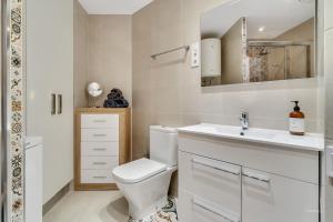een witte badkamer met een toilet en een wastafel bij Mediterranean Love - by Aldertons in Calpe