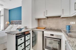 een keuken met witte kasten en een wastafel bij Mediterranean Love - by Aldertons in Calpe