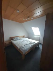- une chambre avec un lit dans l'établissement Ferienwohnung Stefan Schwiemann, à Cadenberge