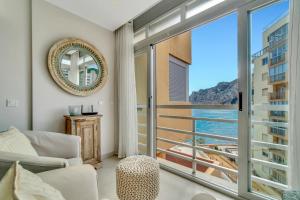 een woonkamer met uitzicht op de oceaan bij Mediterranean Love - by Aldertons in Calpe