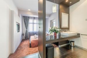 uma casa de banho com um lavatório e um espelho em Starlight Luxury Rooms em Split