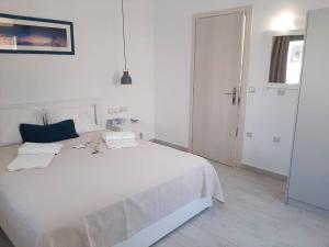 En eller flere senge i et værelse på Cozy town house