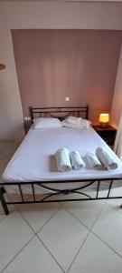a bed with white sheets and pillows on it at ΔΙΑΜΕΡΙΣΜΑ ΚΕΝΤΡΟ ΑΝΤΙΚΥΡΑΣ in Antikyra +3 photos