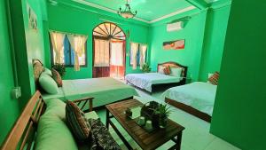 美奈的住宿－Maidi Homestay Mui Ne，绿色客房 - 带两张床和一张沙发