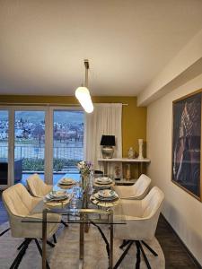 Posezení v ubytování Elegant Apartment with Direct River View, Balcony and Parking in Bernkastel-Kues + 64 fotografií