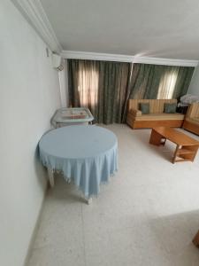 納布勒的住宿－Dar jemaa，客厅配有桌子和沙发