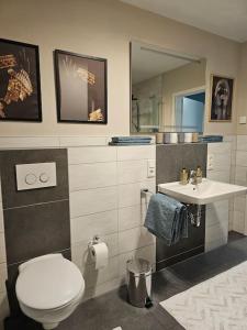 Koupelna v ubytování Elegant Apartment with Direct River View, Balcony and Parking in Bernkastel-Kues