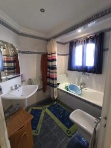 bagno con lavandino, vasca e servizi igienici di Dar jemaa a Nabeul