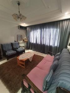 sala de estar con cama grande y sofá en Dar jemaa, en Nabeul