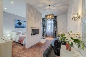 1 dormitorio con 1 cama, TV y sofá en Starlight Luxury Rooms en Split