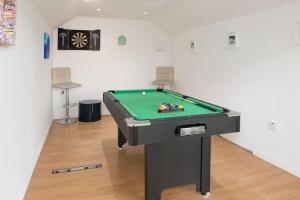 ein Raum mit einem Billardtisch in einem Raum mit in der Unterkunft 4 Bed Luxury Family Home In The Heart Of Narberth in Pembrokeshire