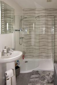 ein Badezimmer mit Dusche, Waschbecken und Badewanne in der Unterkunft 4 Bed Luxury Family Home In The Heart Of Narberth in Pembrokeshire