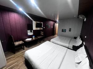 Säng eller sängar i ett rum på Hotel The Amar Grand