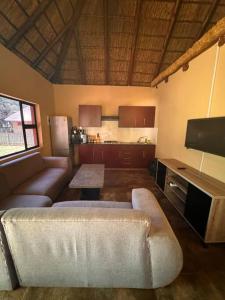 Η κουζίνα ή μικρή κουζίνα στο Falcon Lodge (ET)