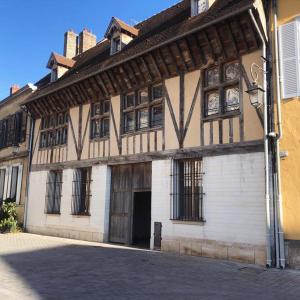un vecchio edificio con molte finestre di Appartement 2 chambres - Saint Pierre a Troyes