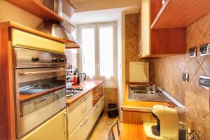 een keuken met een roestvrijstalen oven en een wastafel bij Large and Charming Apartment in Trastevere by YourHost in Rome