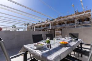 a table with bowls of food on top of a balcony at rentafive - Gran casa reformada - Terraza in Santa Pola