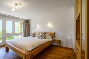 a bedroom with a bed and a window at Chalet Veronica in Wengen