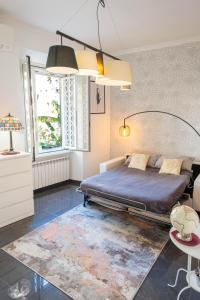 ein Schlafzimmer mit einem Bett und einem großen Fenster in der Unterkunft The Stairway to Vatican in Rom