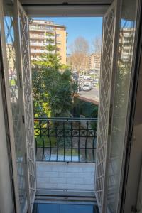 Blick aus dem Fenster eines Balkons in der Unterkunft The Stairway to Vatican in Rom