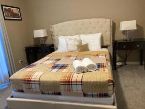 Katil atau katil-katil dalam bilik di Large Cordova with Jetted Tub Near Interstate 40