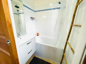 La Suite Shelby, T3 hypercentre في بوفيه: حمام مع حوض أبيض ومغسلة