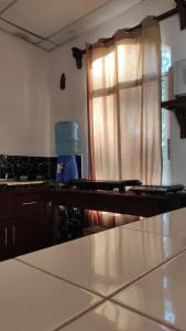 uma cozinha com um balcão e uma janela em La casa de la Gaviota em Siguatepeque