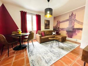 uma sala de estar com um sofá e uma mesa em La Suite Shelby, T3 hypercentre em Beauvais