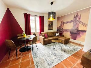 un salon avec un canapé et une table dans l'établissement La Suite Shelby, T3 hypercentre, à Beauvais 37 autres photos