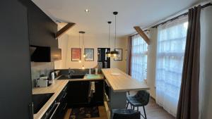 una cucina con lavandino e piano di lavoro in legno di Appartement 2 chambres - Saint Pierre a Troyes