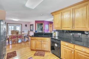 una cucina con armadi in legno e una sala da pranzo di Rustic Elegance- Farmhouse Retreat in Covington farmhouse a Covington