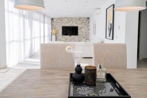ein Wohnzimmer mit einem Tisch und einem Sofa in der Unterkunft Villa Pyeranch in Torrevieja