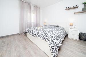 ein Schlafzimmer mit einem Bett mit einer schwarz-weißen Bettdecke in der Unterkunft Villa Pyeranch in Torrevieja + 26 Fotos