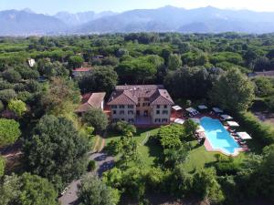 an aerial view of a house with a swimming pool at Hotel Cavalieri Del Mare in Marina di Massa